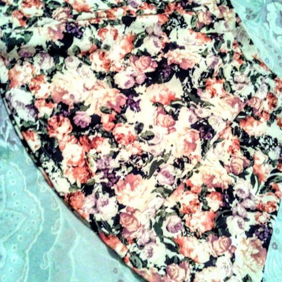SO PRETTY! Lily Rose Scuba-Fabric Rose Print Circle Skirt, Small - Picture 6 of 8